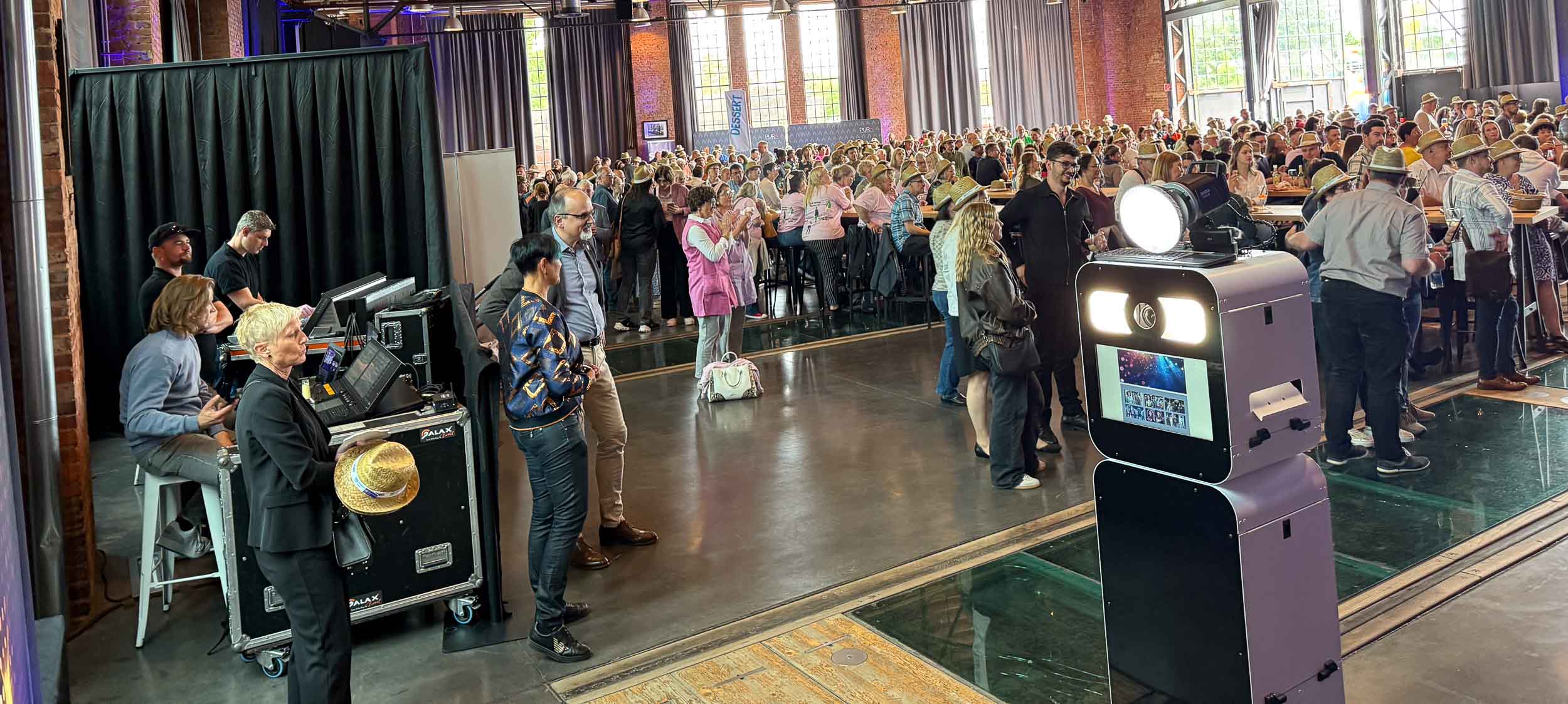 KI-Fotobox von Foto Lutz im Lockschuppen mit Countdown-Anzeige vor lila Diakonie-Saar-Bildschirmen auf der Bühne