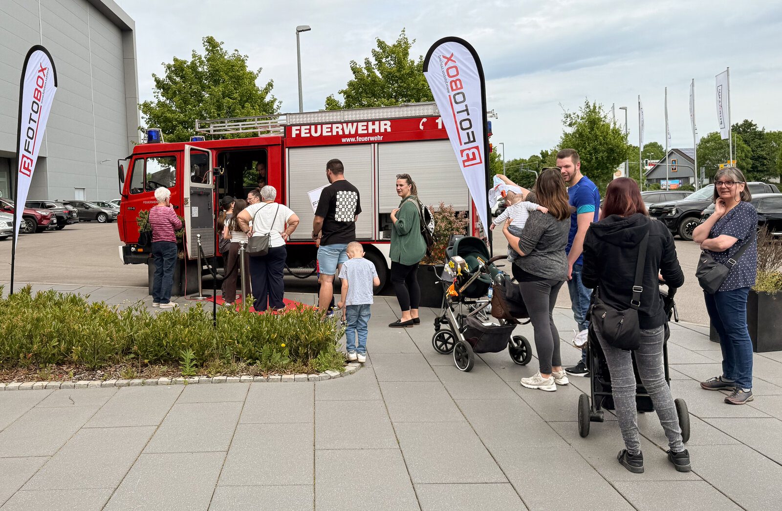 Feuerwehrbus von Foto Lutz beim Firmenevent Möbel Ehrmann — Outdoor-Eyecatcher mit Mercedes 814 auf dem Kundenparkplatz