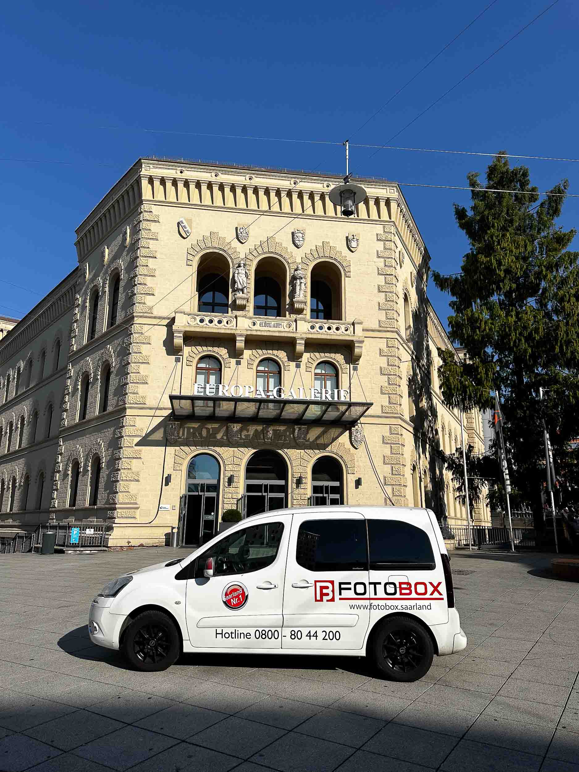 Foto-Lutz-Firmenwagen vor der Saarbrücker Europa-Galerie — Stammsitz und Aktionszentrum