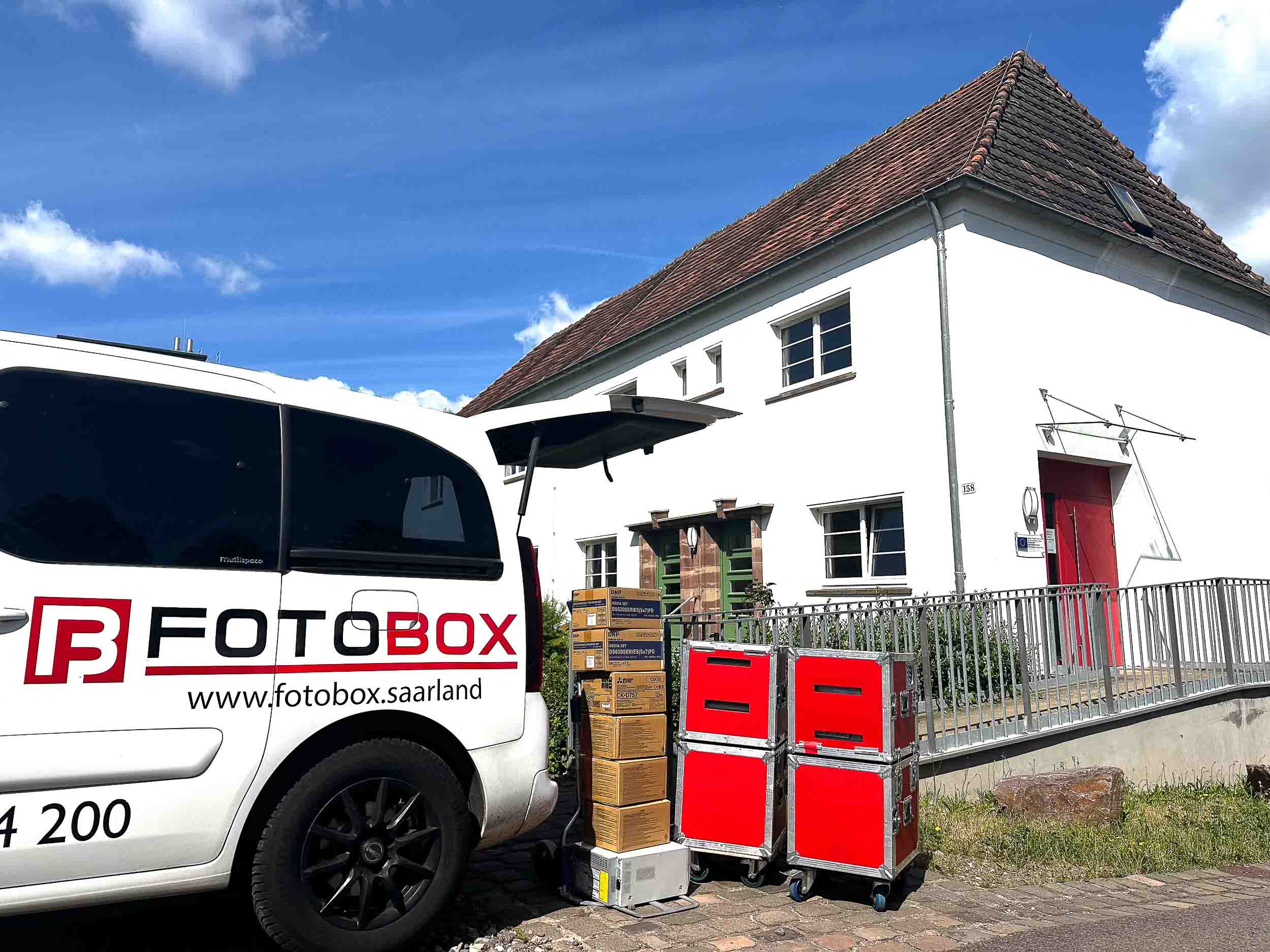 Fotoprintmodul-Verladung mit 4.600 Print-Bögen für ein Großevent — Firmenwagen Foto Lutz