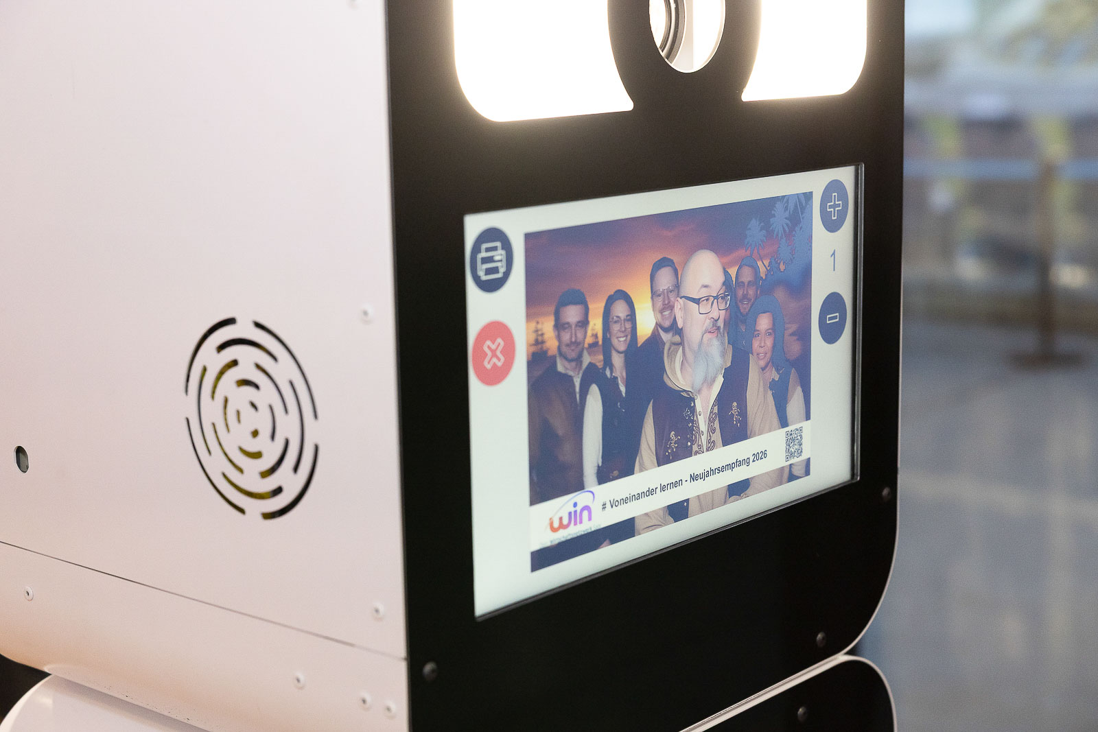 Touchscreen der KI-Fotobox zeigt KI-generierten Gruppen-Charakter im historischen Stil mit CI-Branding