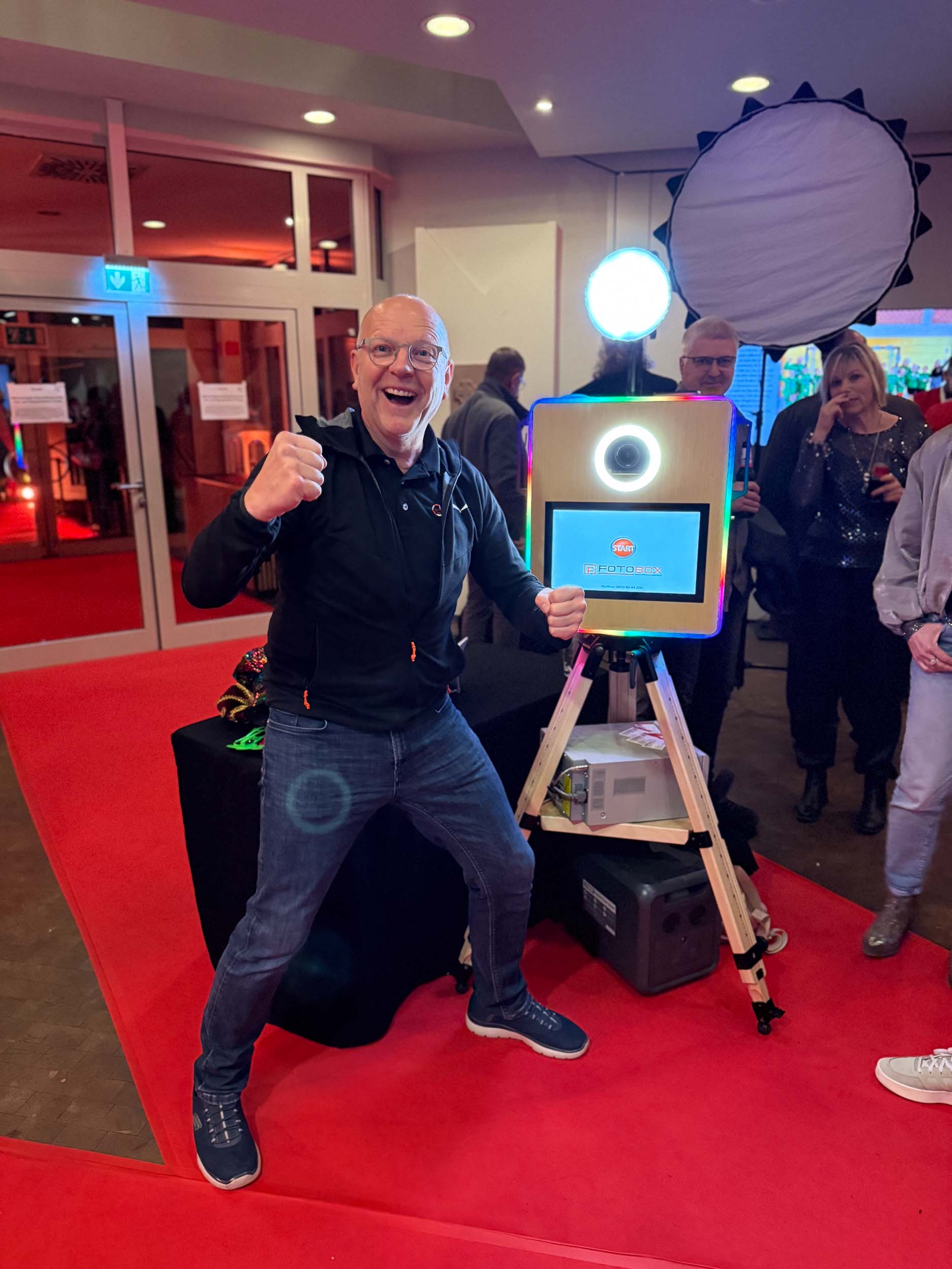 Markus Lutz persönlich vor der autarken Klassik-Fotobox auf rotem Teppich — Einsatz ohne externe Stromversorgung