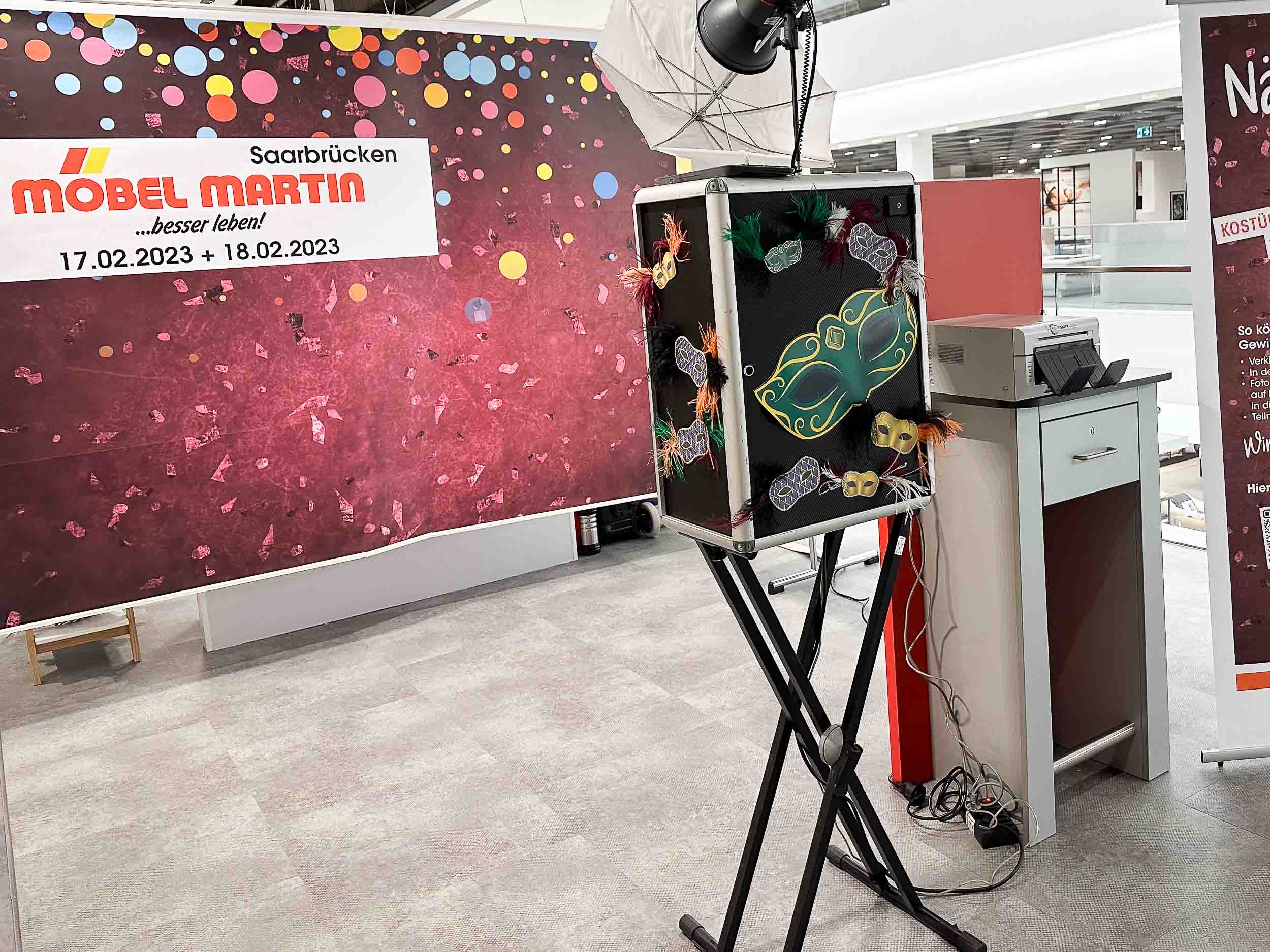 Klassik-Fotobox bei Möbel Martin Saarbrücken — Karnevals-Setup mit Maskenmotiv
