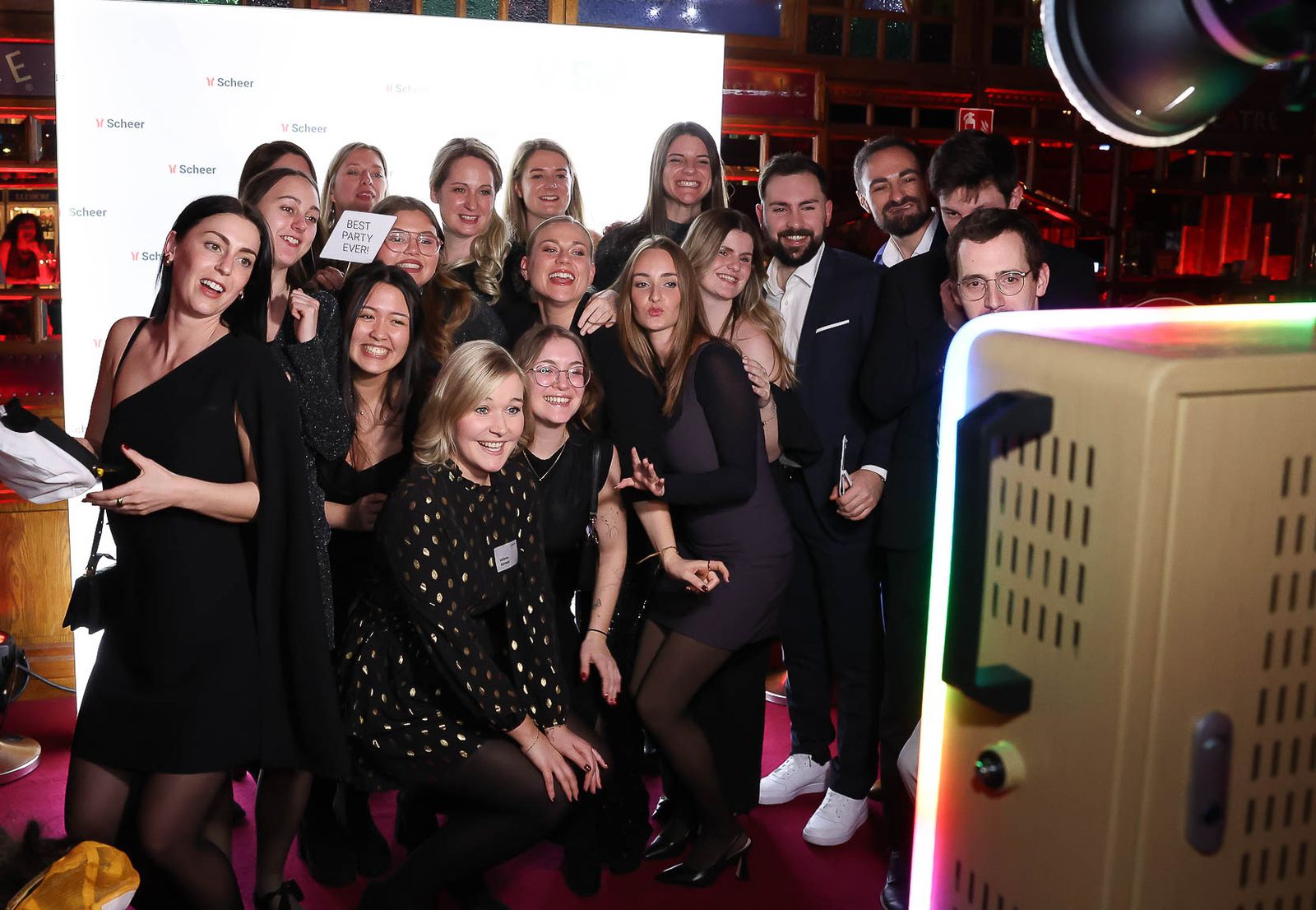 Klassik-Fotobox von Foto Lutz im Kunz Theatre Saarbrücken — Scheer-Mitarbeitergruppe in eleganter Abendgarderobe vor Scheer-Backdrop mit BEST PARTY EVER Schild