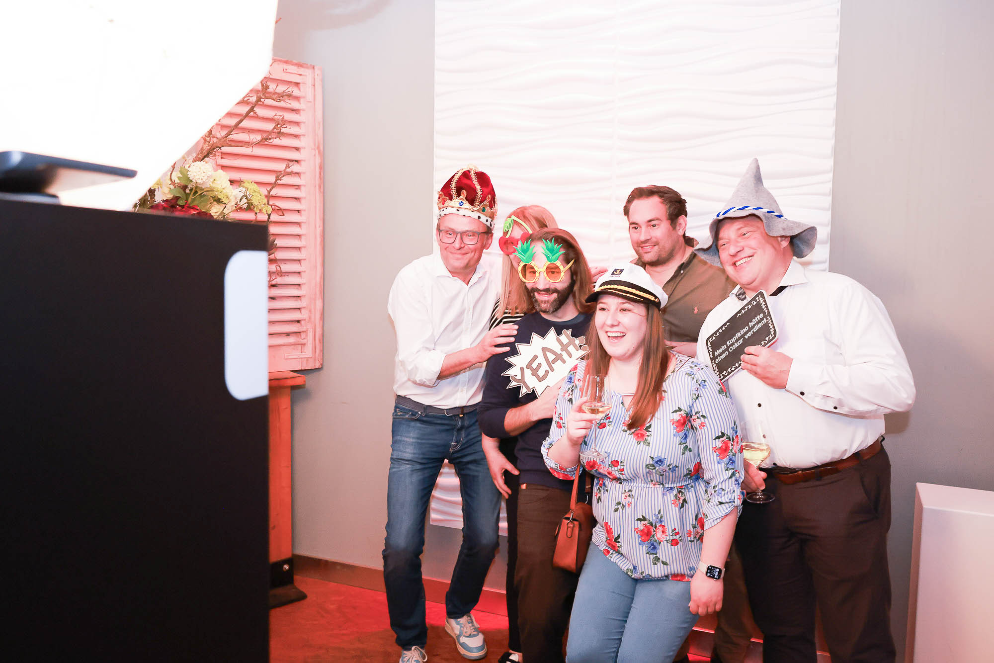 Klassik-Fotobox im Einsatz beim Mitarbeiter-Event der SaarLB im Loft Saarbrücken — drei Mitarbeitende mit Requisiten und lustigen Schildern