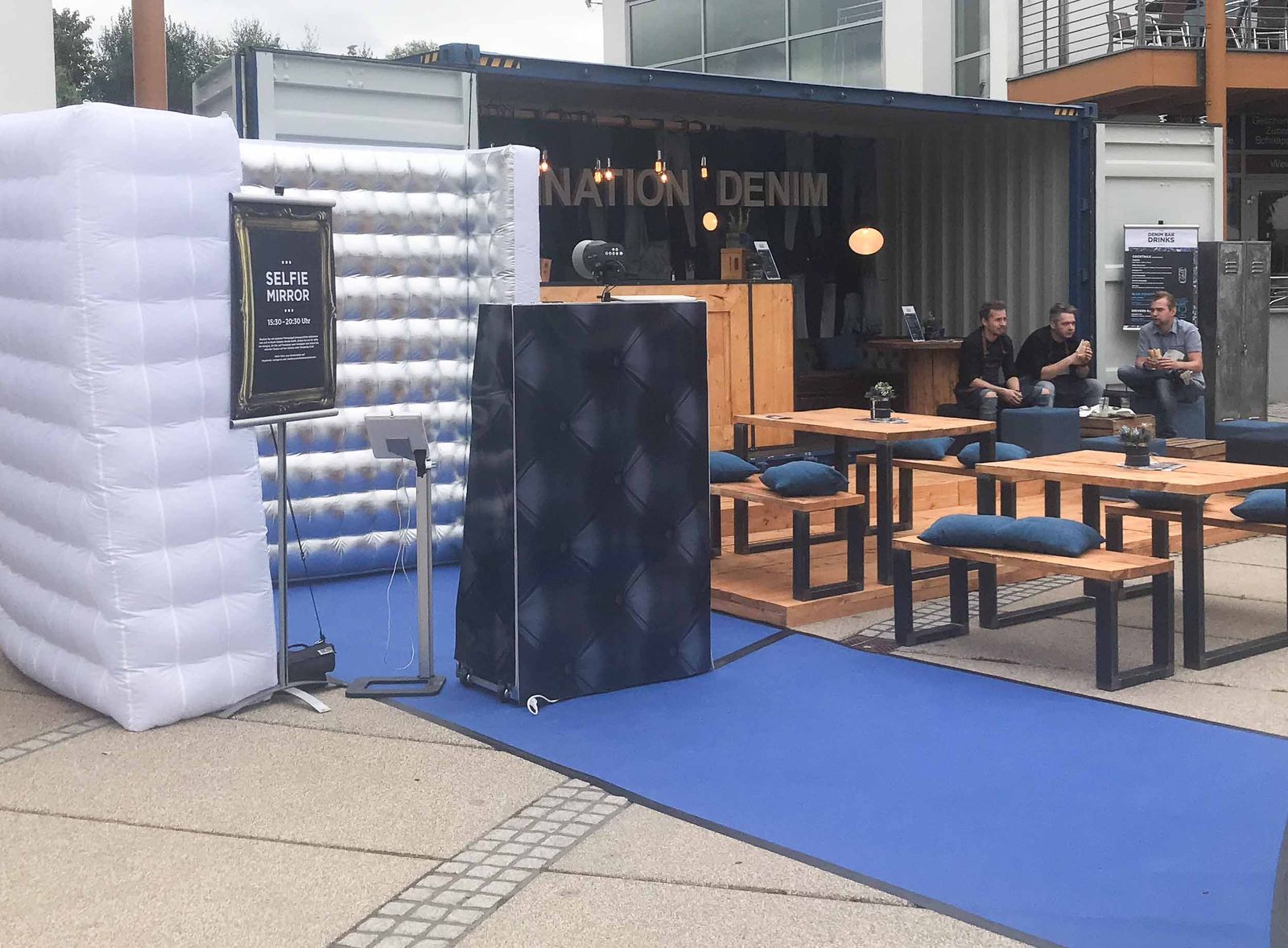 Magic Mirror Outdoor-Setup im Fashion Outlet Center Zweibrücken — Selfie Mirror Schild, aufblasbarer LED-Cube-Backdrop, NATION DENIM Pop-up im Hintergrund