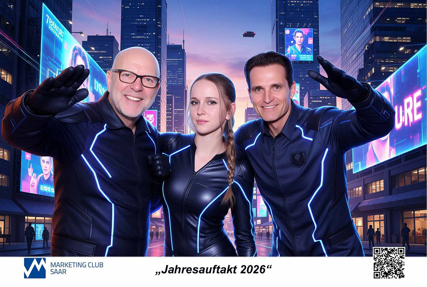 KI-Druckresultat MCS-Jahresauftakt 2026 — drei Gäste als Cyberpunk-Superhelden mit Neon-Anzügen vor Skyline mit LED-Werbeflächen, Marketing Club Saar Branding und QR-Code