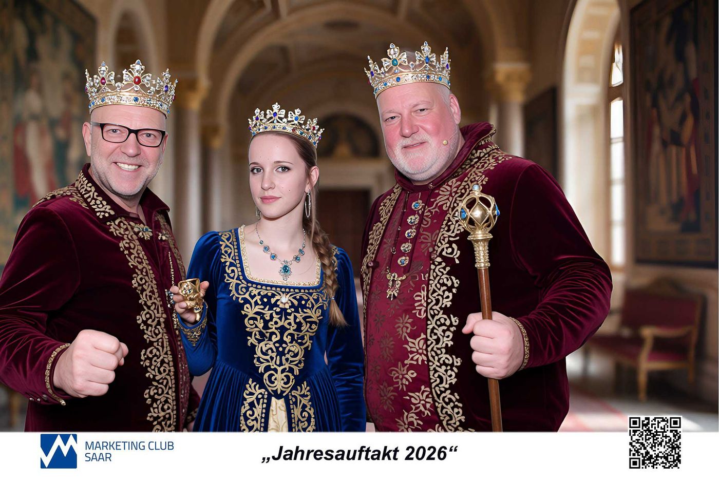 KI-Druckresultat MCS-Jahresauftakt 2026 Marketingclub Saar — Markus Lutz links und Jörg Hirt rechts als Könige in roten Roben mit Kronen und Zepter, Königin in Blau in der Mitte, Schloss-Setting mit Wandteppichen, Marketing Club Saar Branding und QR-Code