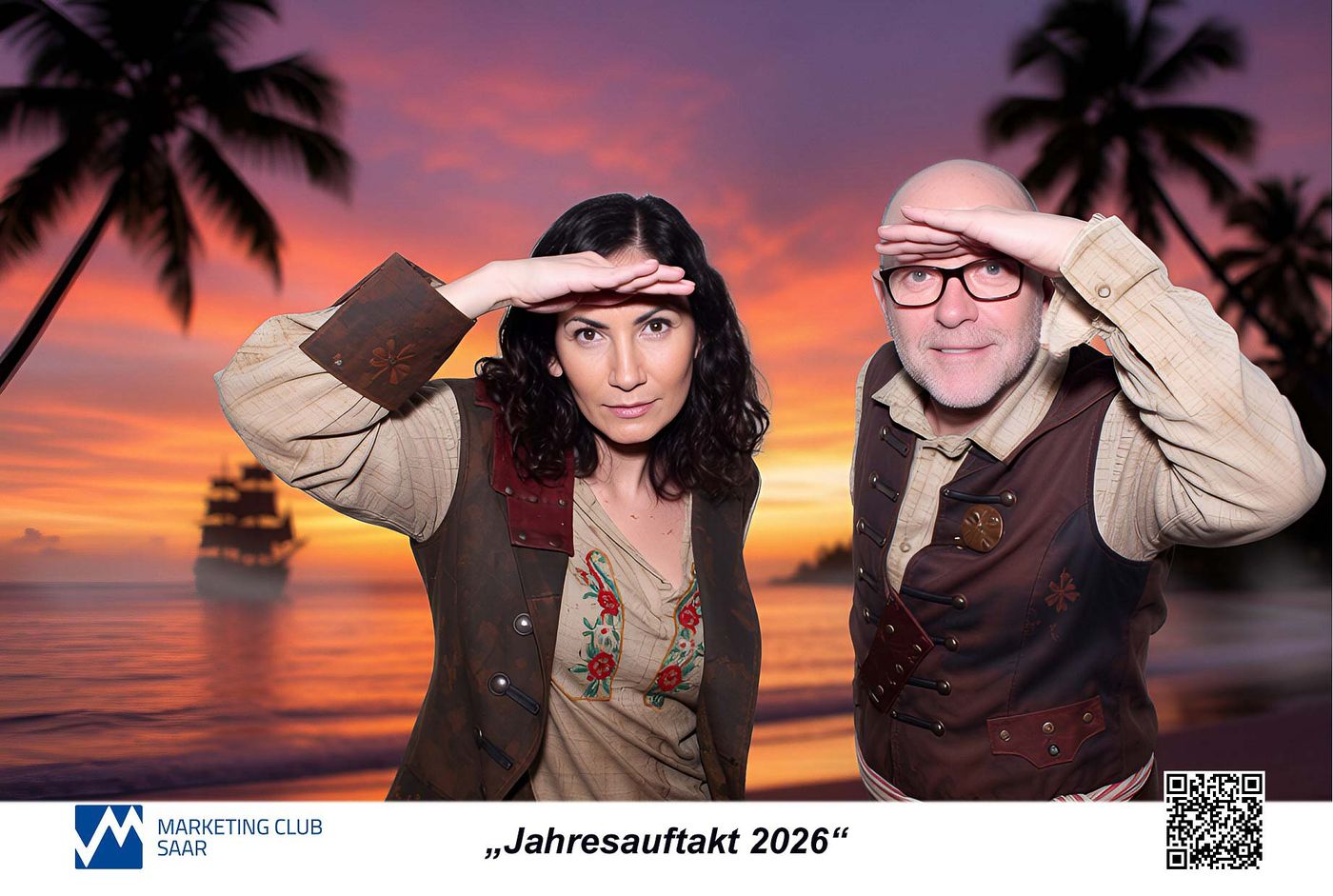 KI-Druckresultat MCS-Jahresauftakt 2026 — Paar als Piraten am Sunset-Strand mit Segelschiff im Hintergrund, Marketing Club Saar Branding und QR-Code
