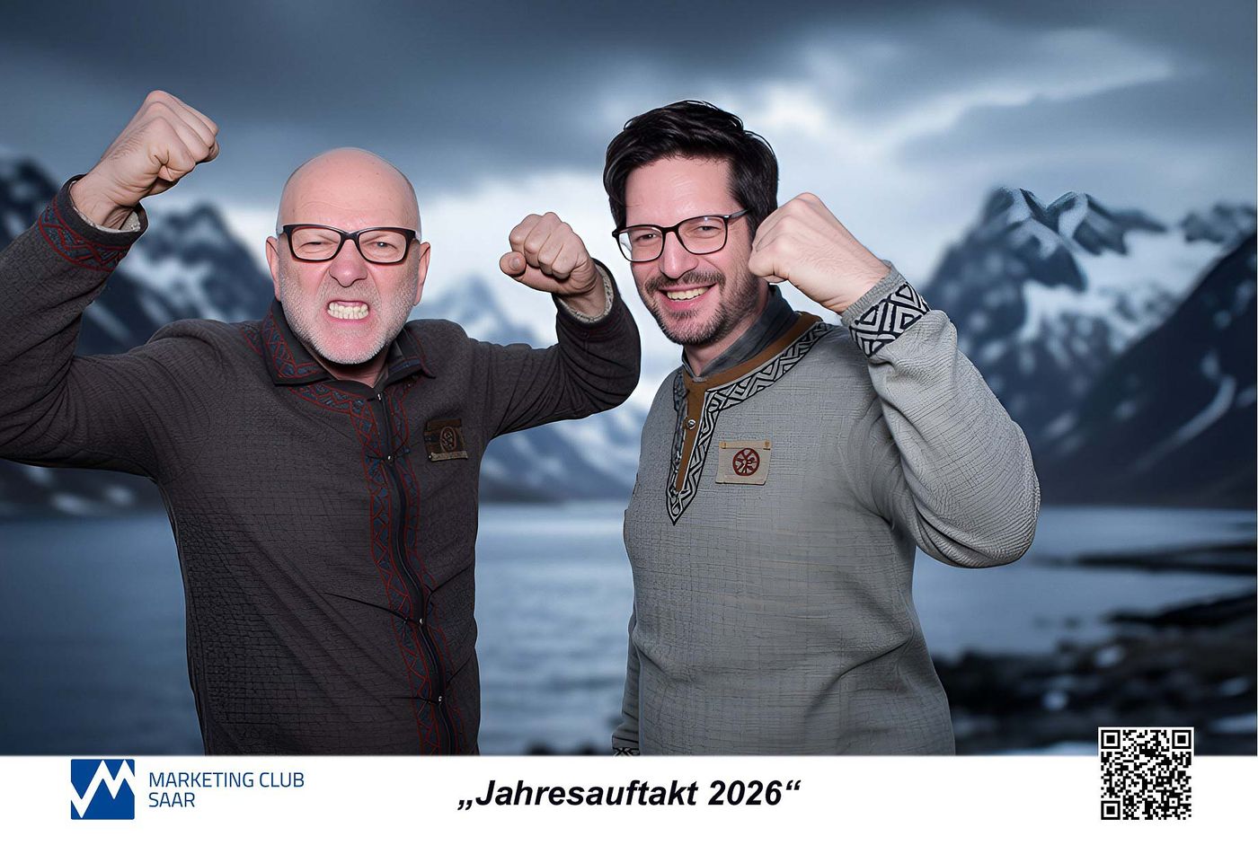 KI-Druckresultat MCS-Jahresauftakt 2026 — Markus Lutz und Jörg Hirt als Wikinger-Paar mit Power-Pose vor norwegischer Fjordlandschaft, Marketing Club Saar Branding und QR-Code