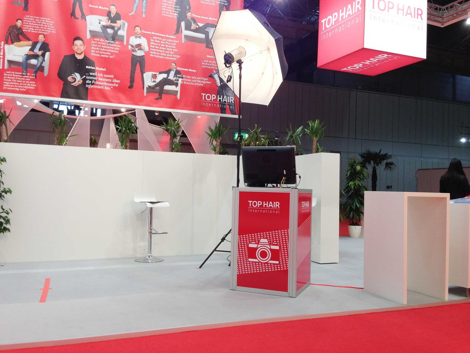 Foto Lutz Fotomodul auf der Tophair-Messe 2013 — komplett im TOP HAIR International CI gebrandet, Studio-Schirm, Computer, roter Teppich, Newsletter-Wand mit Beispiel-Texten