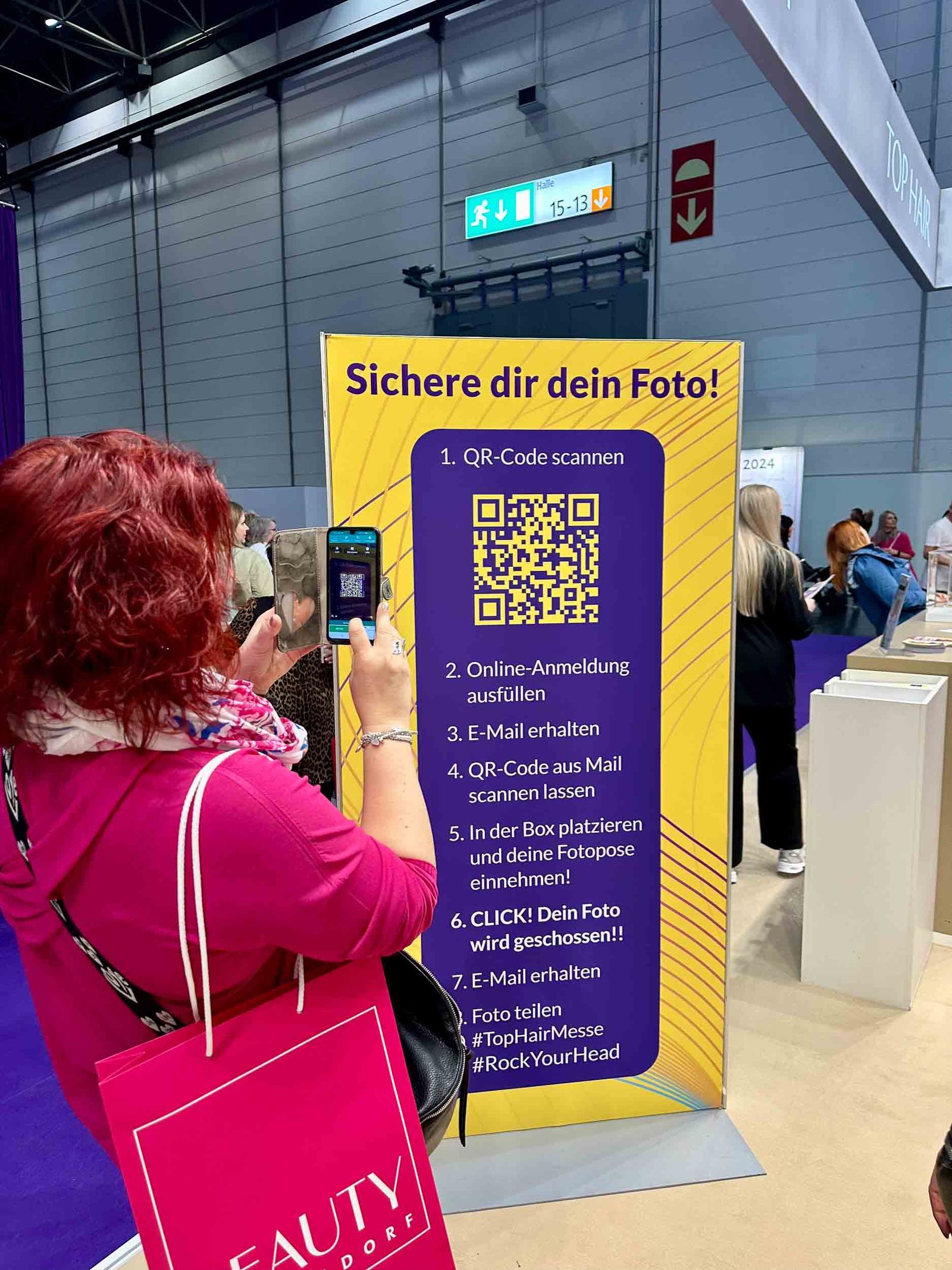 Tophair 2024 Messe Düsseldorf — Banner Sichere dir dein Foto! mit QR-Code, 8-Schritte-Anleitung, Beauty-Shopper im Vordergrund