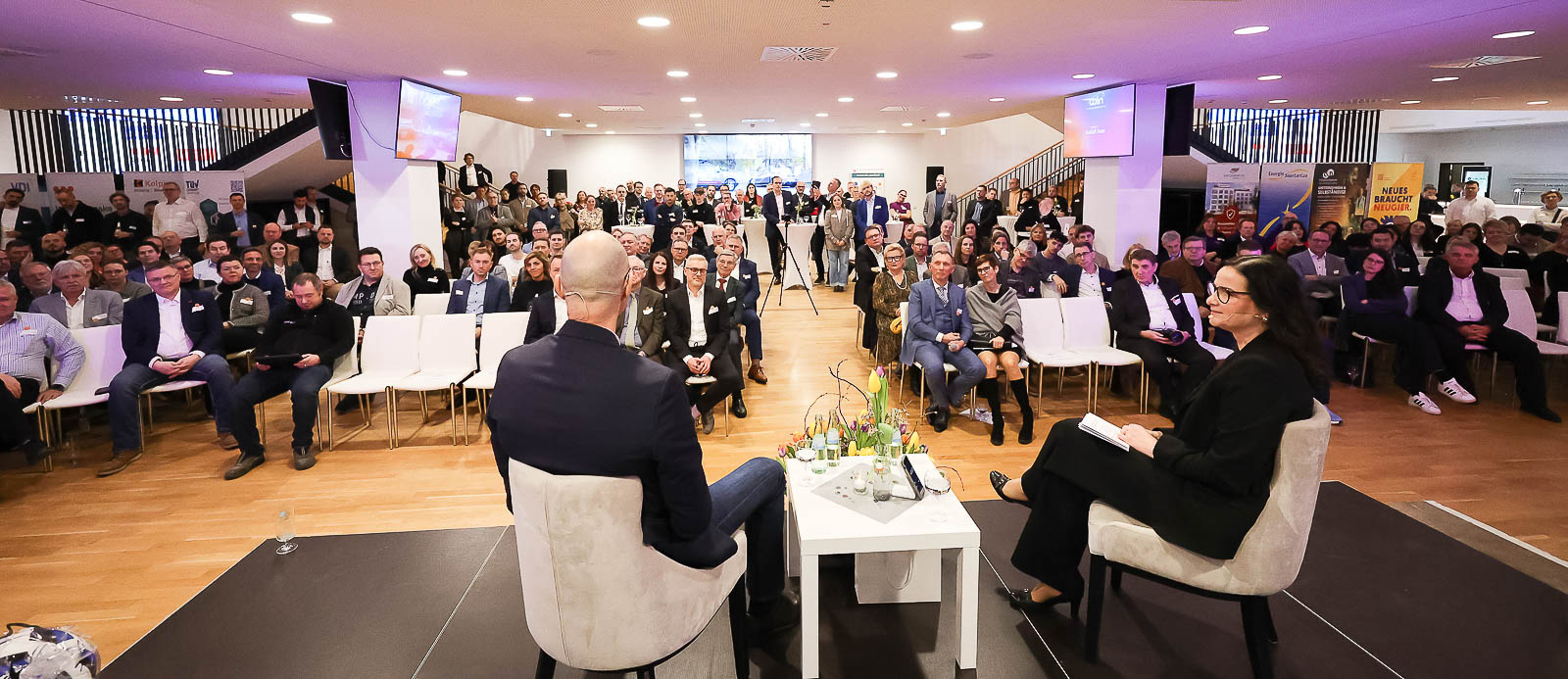 WIN Neujahrsempfang 2026 — Vollbesetzter VIP-Bereich des Ludwigsparkstadions Saarbrücken mit Vortragsbühne und Podiumsdiskussion