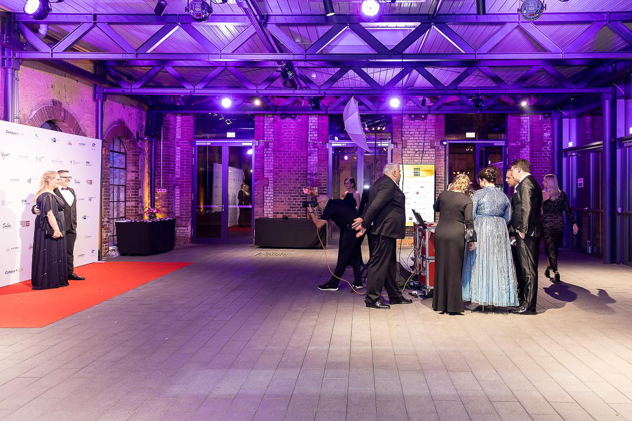 Industriekathedrale Alte Schmelz St. Ingbert mit lila Eventbeleuchtung beim Saarländischen Wirtschaftsball